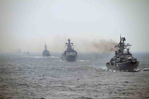 两国共１２艘受阅舰艇排成单纵队，在检阅舰“瓦良格”号导弹巡洋舰右舷依次驶过。新华社记者孙彦新 摄