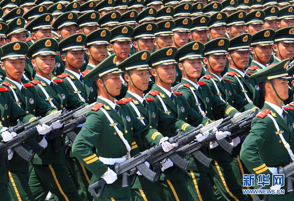 武警部队抗战英模部队方队官兵在阅兵训练基地进行训练（7月26日摄）。新华社记者 查春明 摄