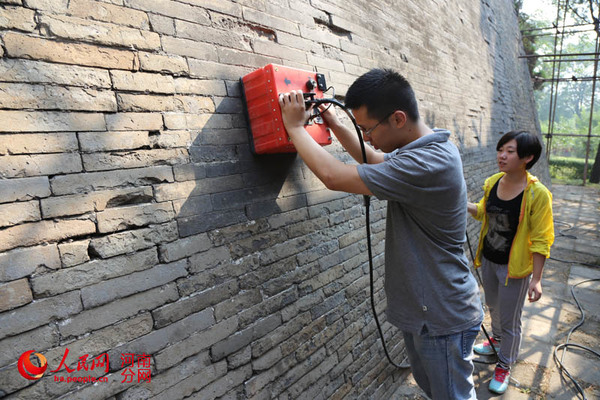地质大学学生通过仪器监测观星台内部结构的变化