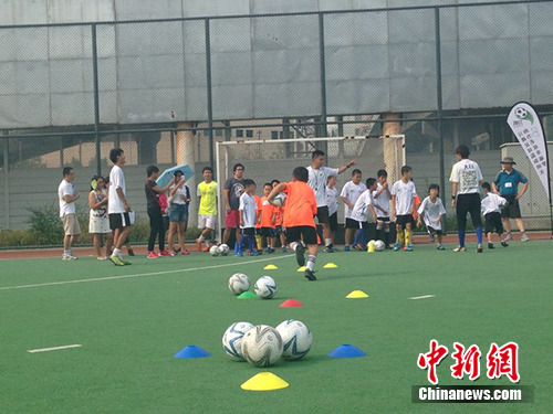 足球节 让孩子感受快乐 路姜:培养兴趣最重要|足