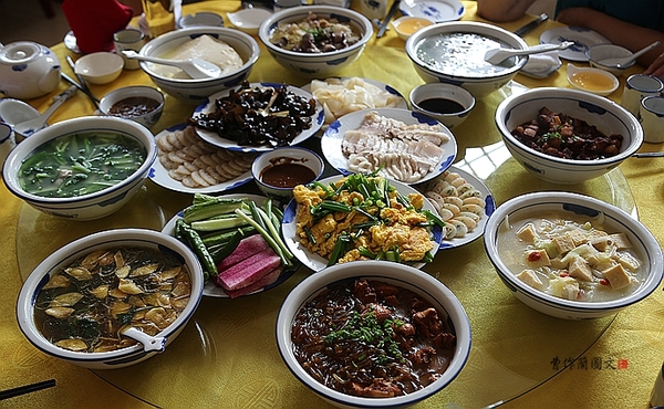 在努尔哈赤出生地吃正宗八大碗