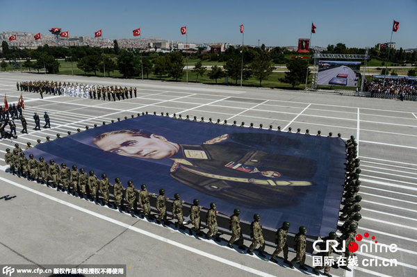 当地时间2015年8月30日,土耳其安卡拉,凯末尔陵墓举行胜利日93周年庆祝活动。总统埃尔多安出席。图片来源:CFP