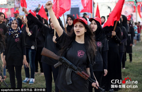 当地时间2015年8月29日，巴勒斯坦加沙，解放巴勒斯坦人民阵线(PFLP)当日举行毕业典礼，众多巴勒斯坦女孩参加了此次活动。图片来源:Sipa Photo