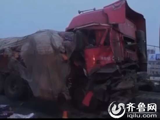济南:3辆半挂车连环相撞 一驾驶室变形严重司