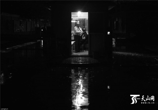 一场秋雨连绵不绝，地面湿漉漉