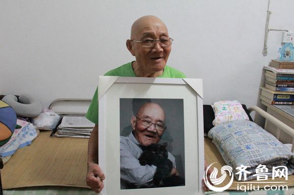 山东广播电视台《山东记忆》口述历史项目组为抗战老战士送去精致的照片和相册。