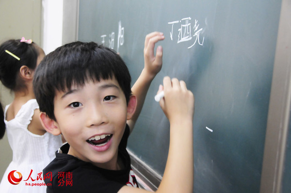 “我会写自己的名字哦！”