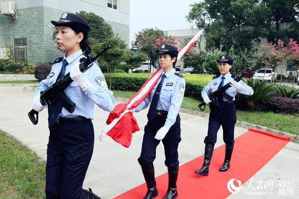 监狱女警担任旗手，英姿飒爽。（祝玉若 摄）