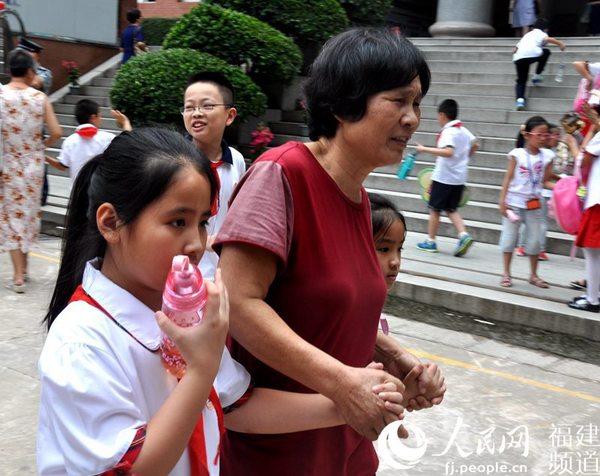 孩子放学的的几乎都是孩子的爷爷奶奶,外公外婆,不少老人为接送孩子