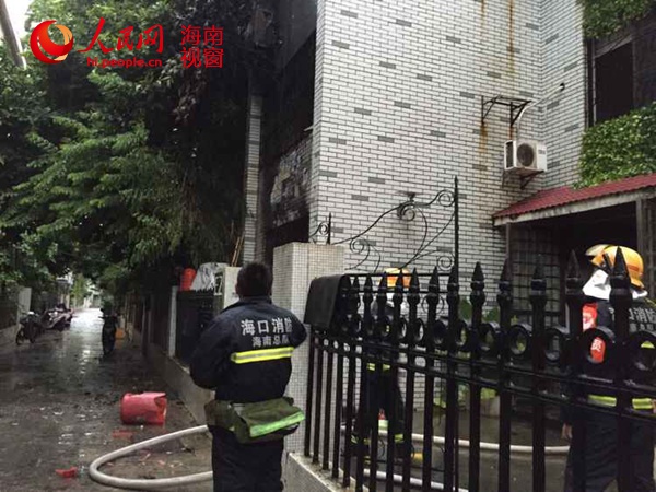 消防工作人员抵达现场