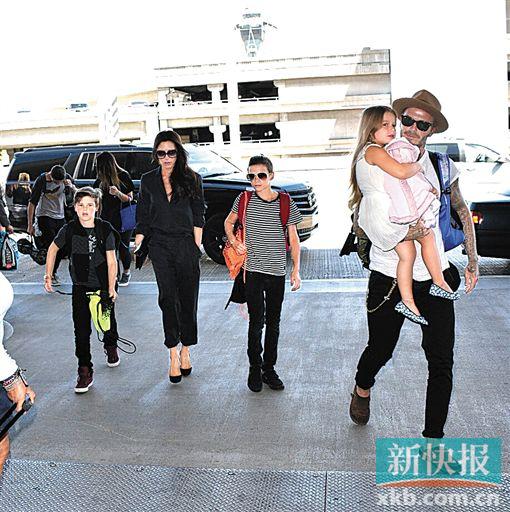 老实说,我对小女儿才是“80秒的爱”。 当地时间8月31日,美国洛杉矶,贝克汉姆夫妇带着家里四个孩子全家现身机场。小贝怀里依旧抱着不太愿下地走路的小七。