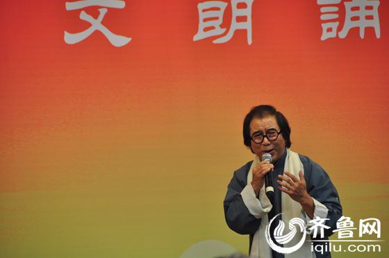 山东省著名朗诵表演艺术家刘仲灏朗诵了戴望舒的《我用残损的手掌》。（齐鲁网记者 满倩 摄）