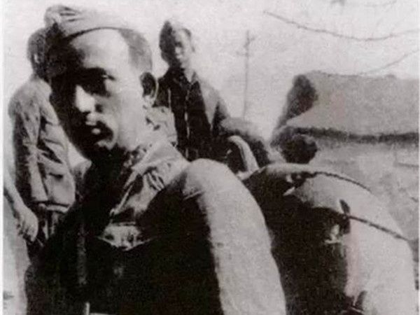 　　↑图为傅拉都医生启程赴湖南（照片由韩梅提供）。