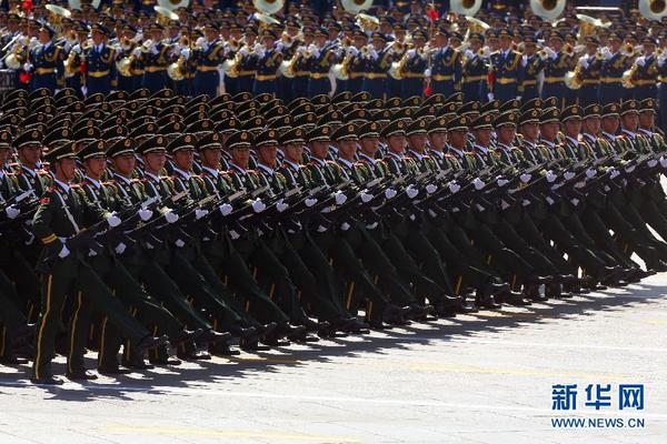 9月3日，中国人民抗日战争暨世界反法西斯战争胜利70周年纪念大会在北京隆重举行。这是武警部队抗战英模部队方队通过天安门广场。新华社记者王申摄