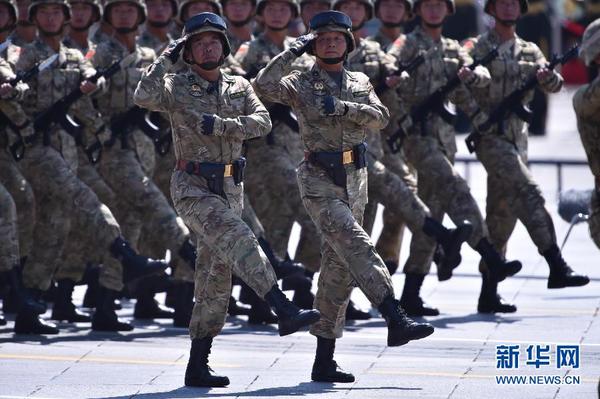9月3日，中国人民抗日战争暨世界反法西斯战争胜利70周年纪念大会在北京隆重举行。这是“攻坚英雄连”英模部队方队通过天安门广场。新华社记者李尕摄