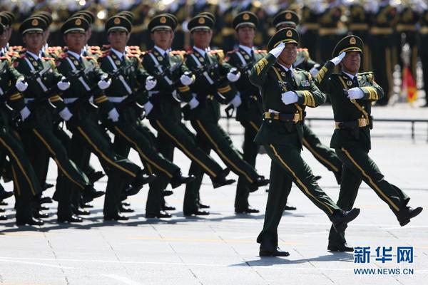 9月3日，中国人民抗日战争暨世界反法西斯战争胜利70周年纪念大会在北京隆重举行。这是武警部队抗战英模部队方队通过天安门广场。新华社记者金立旺摄