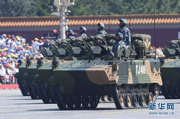 9月3日,中国人民抗日战争暨世界反法西斯战争胜利70周年纪念大会在北京隆重举行。这是空降兵战车方队接受检阅。 新华社记者 公磊 摄