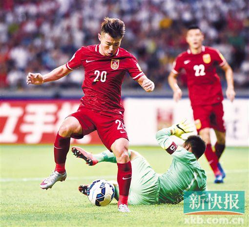 ■比赛第12分钟,于汉超曾得到打空门的得分良机,却被中国香港后卫在门线上将球解围。     新华社发