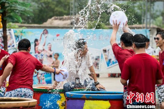 浙江象山影视城泼水节完美收官 接待游客45万