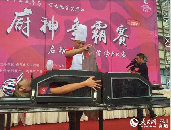 魔术师杨屹参赛前先表演“切活人”。