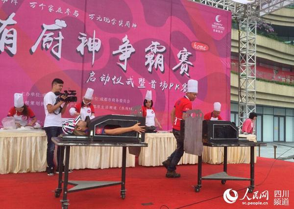 魔术师杨屹参赛前先表演“切活人”。