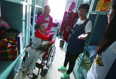 截瘫女孩入校 被爱包围