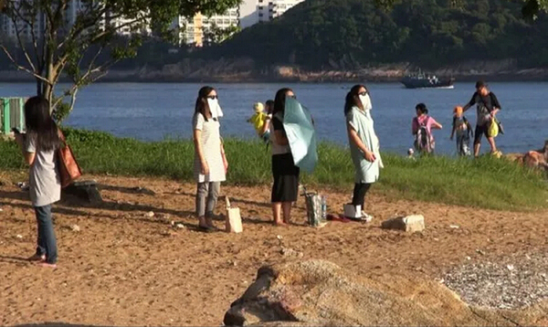 香港女性兴起怪异减肥法：不吃饭晒太阳“吸收能量”。（网页截图）