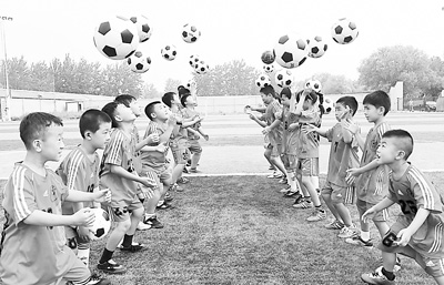 足球特色学校 让梦想绽放|足球|校园