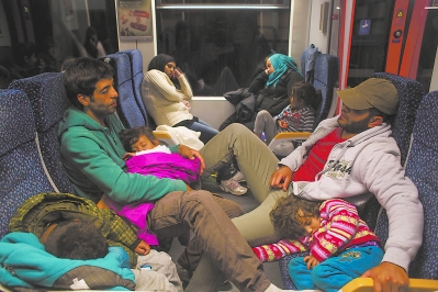 5日，难民乘坐火车从奥地利尼科尔斯多夫前往维也纳。