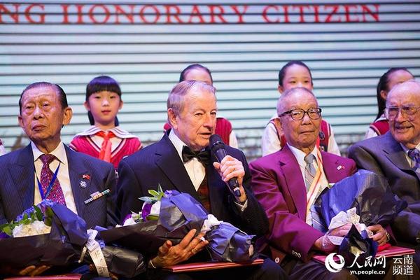 15位美国二战老兵及两位老兵遗属获得“昆明市荣誉市民”称号。（人民网 李发兴  摄）