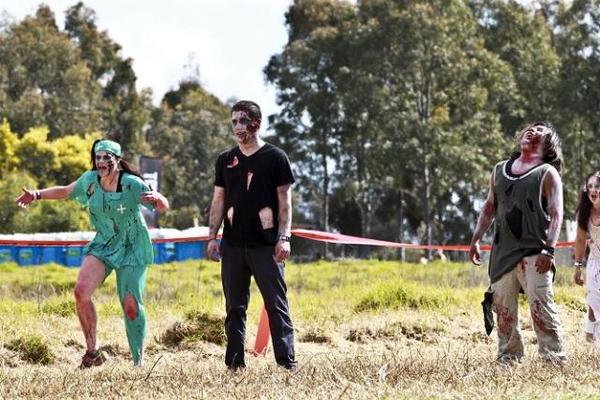 　　“丧尸”们参加“僵尸跑”活动。