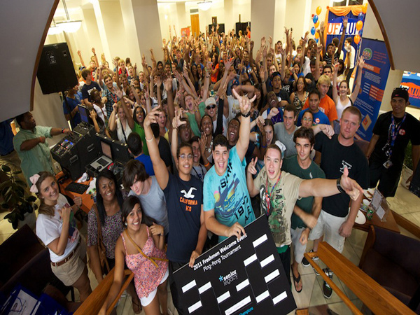 美国高校奇葩迎新活动 枕头大战变血战|学生|校