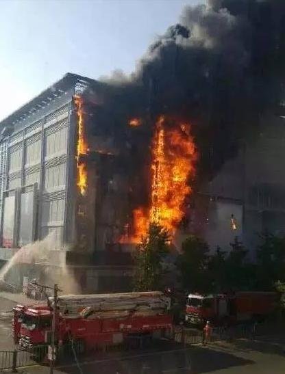 起火现场。图片来自网络