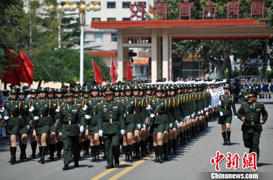 图为264名受阅女兵载誉归校。 翟羽佳 摄