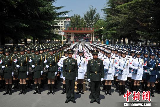 图为264名受阅女兵载誉归校。 翟羽佳 摄