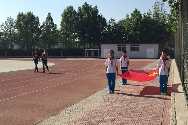 大兴区榆垡镇小学开学第一课:献花宣誓缅怀先