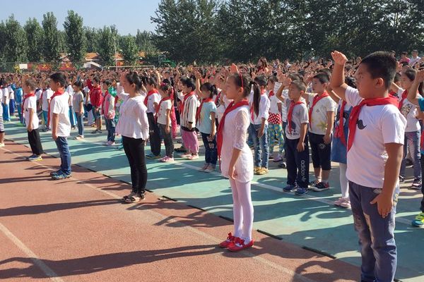 大兴区榆垡镇小学开学第一课:献花宣誓缅怀先