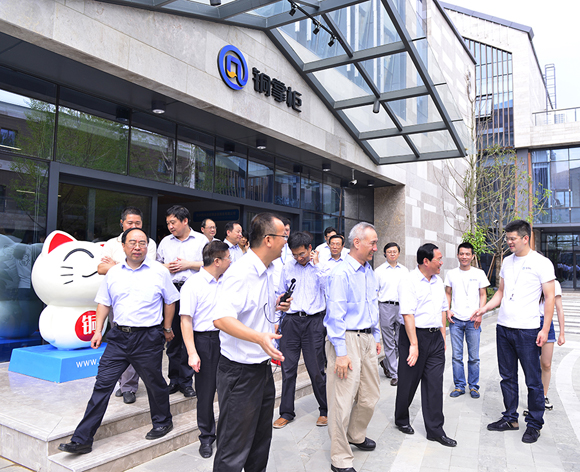 领导们结束对铜掌柜的考察，并给予充分肯定