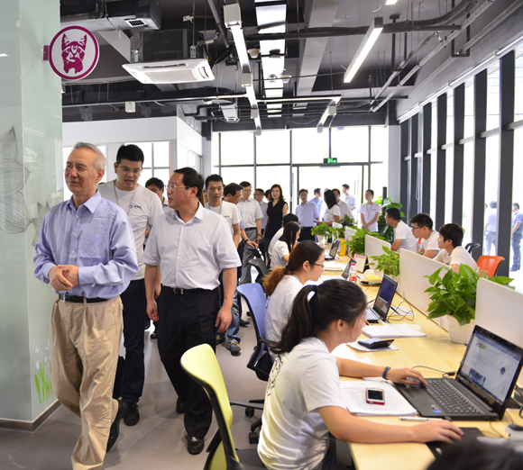 刘鹤与李强一行参观铜掌柜办公区域