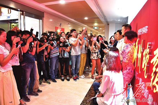 晚报粉丝“围攻”李亚鹏