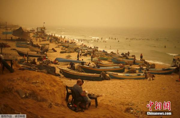 加沙遭遇沙尘暴天气 民众黄沙中海边度假|黎巴