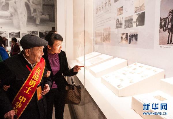 9月8日,南侨老机工翁家贵(左)在工作人员陪同下观看展品。