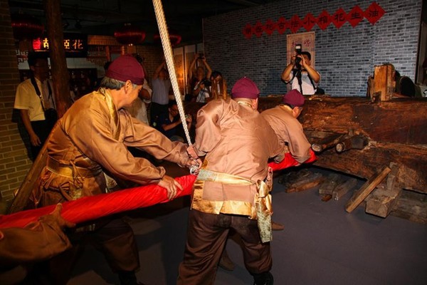 (青岛民俗馆内胡姬花古油坊开坊仪式举行和古法小榨六艺展示)