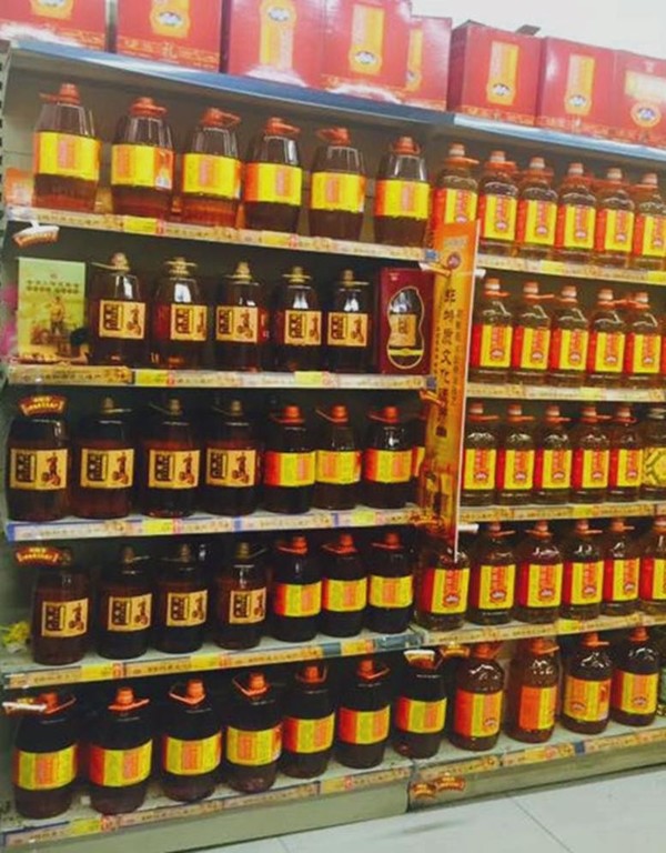 (胡姬花花生油超市陈列)