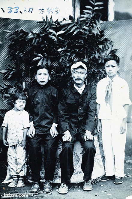 第三任养父赵树森拍摄的全家福。 (中岛幼八供