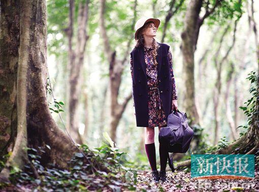 ■怎样让衣橱里的连衣裙焕发新姿?学习模特的搭配,用一件H形中马甲来增加文艺复古新格调。