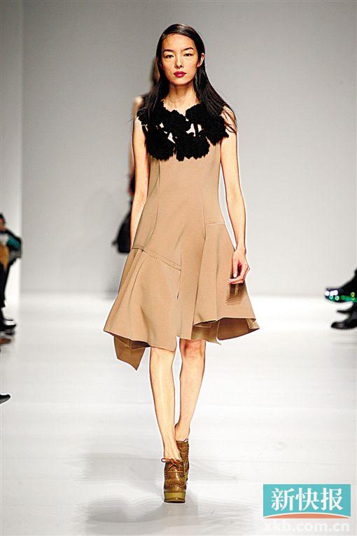 ■连衣裙加上一个钩花小领,更加优雅,并瞬时让造型从夏日穿越到初秋。