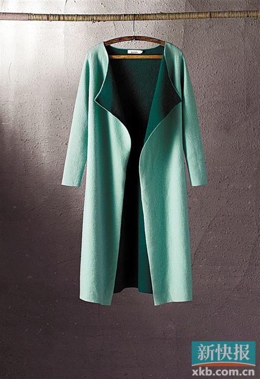 ▲又轻又暖的羊绒大衣,是衣橱里的长青款,款式越简洁持久力就越强。