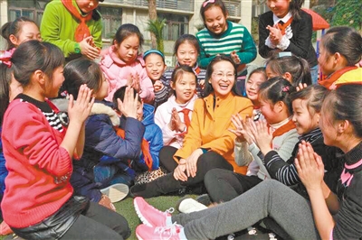 ▼巴蜀小学的刘跃平老师和孩子们。