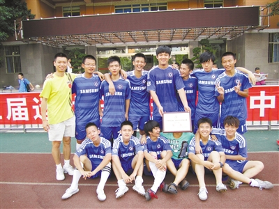 带队参加重庆市青少年足球锦标赛。